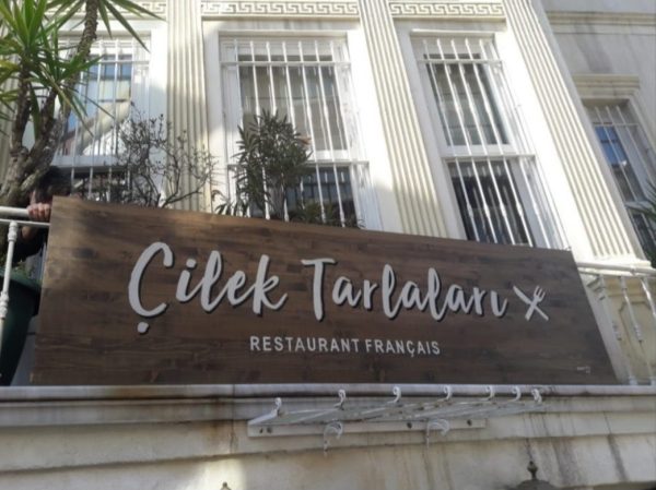 Doğal ağaç el yapımı tabela